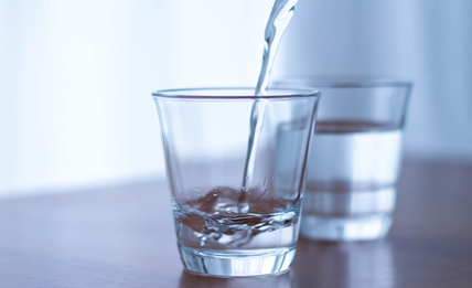 水を注いでいるイメージ
